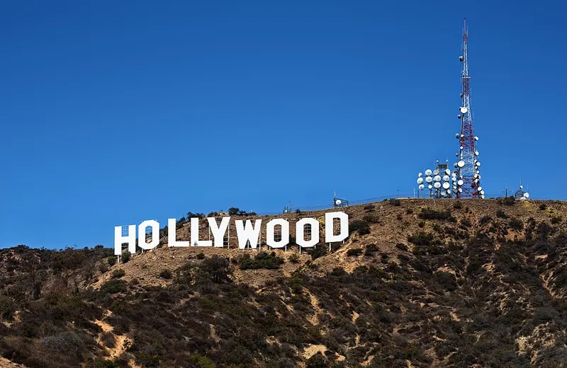 Надпись Hollywood на холмах Лос-Анджелеса
